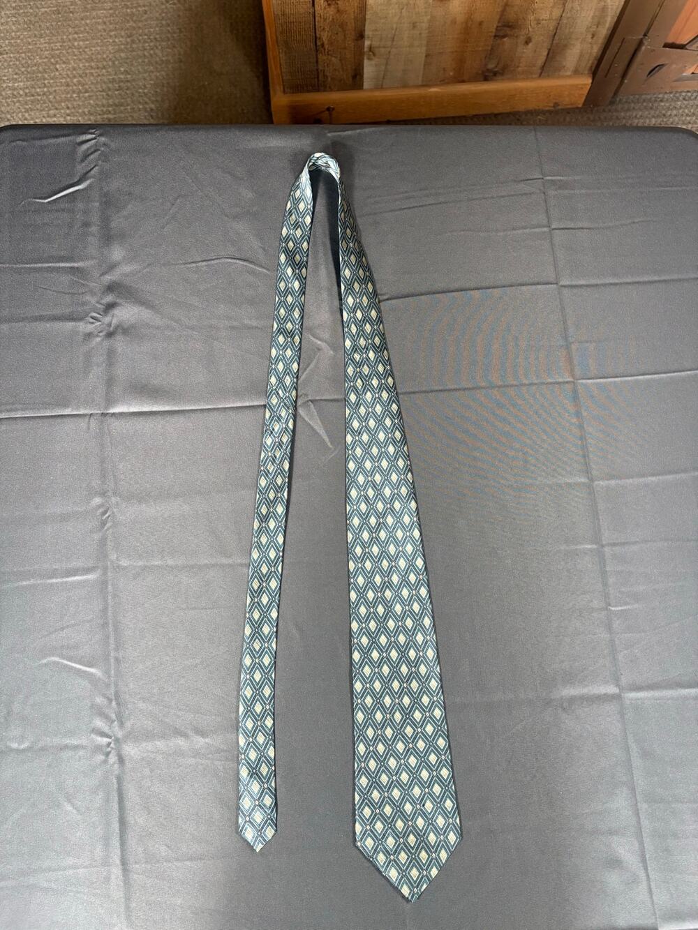Geoffrey Beene Men’s Necktie Teal Silver Geometric Diamond 100% Polyester 59”